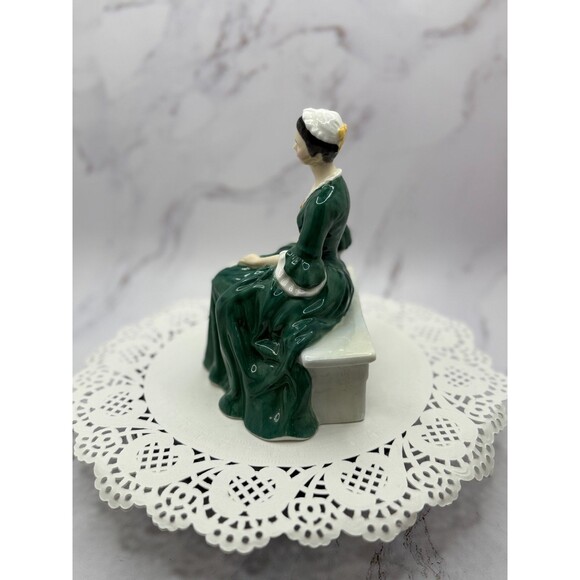 Royal Doulton Figurine 2228 A Lady from Williamsburg sitting on bench Colonial - Picture 4 of 13